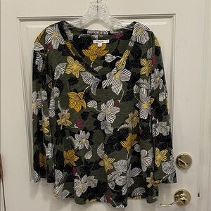 Chico’s print v-neck tee size 3 (Misses 16)